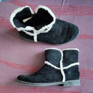 🐻‍❄️ UGG Suede Bootie Boots. Black with White. Size 2 Kids.